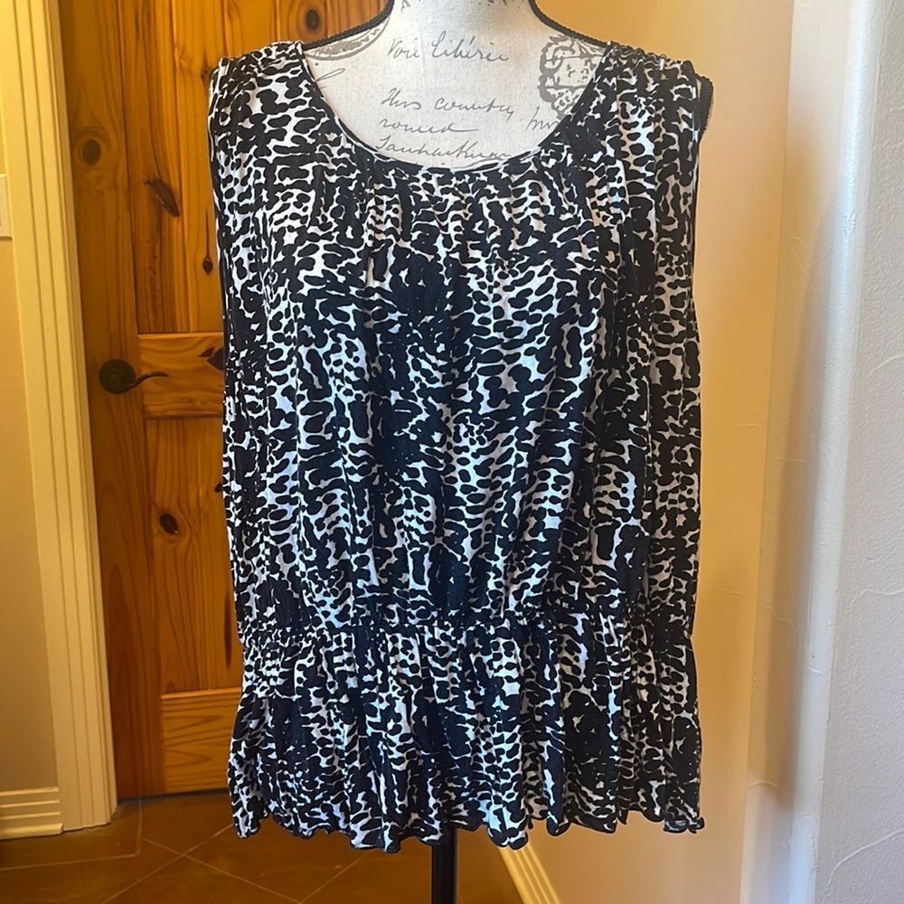 Banana Republic Black and Cream Sleeveless Top, Size Medium